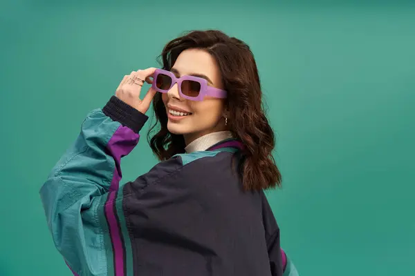 A confident young woman in a sporty outfit captivates with her chic sunglasses. — Stock Photo