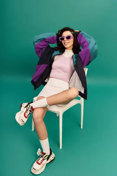 A young woman poses confidently in a fashionable sporty outfit, exuding style and attitude. — Stock Photo