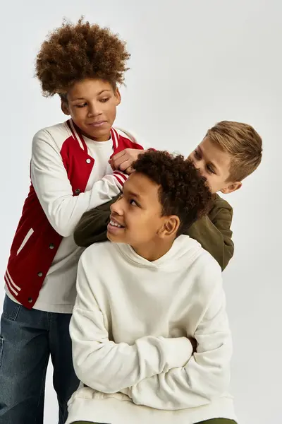 Drei entzückende kleine Jungen genießen in stilvollen, lebendigen Gewändern die Gesellschaft der anderen. — Stockfoto