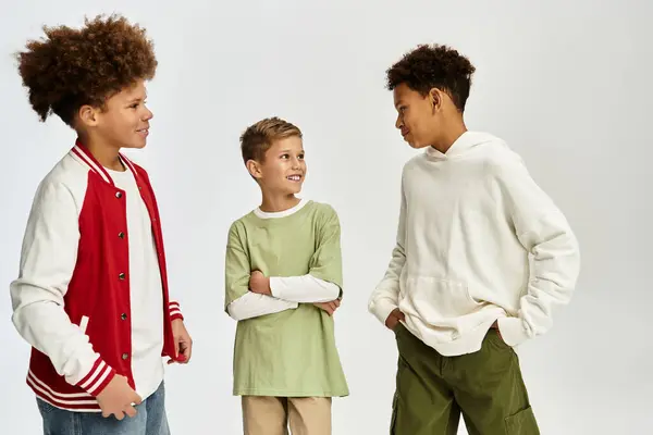 Joyful little boys connect through laughter and vibrant styles, creating lasting memories together. — Stock Photo