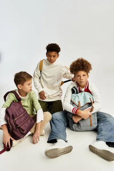 Tre adorabili ragazzi in abiti colorati mostrano la loro amicizia e stile insieme. — Foto stock