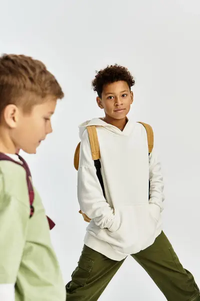 Dos chicos adorables mostrando sus trajes coloridos mientras celebran su amistad y diversión. - foto de stock