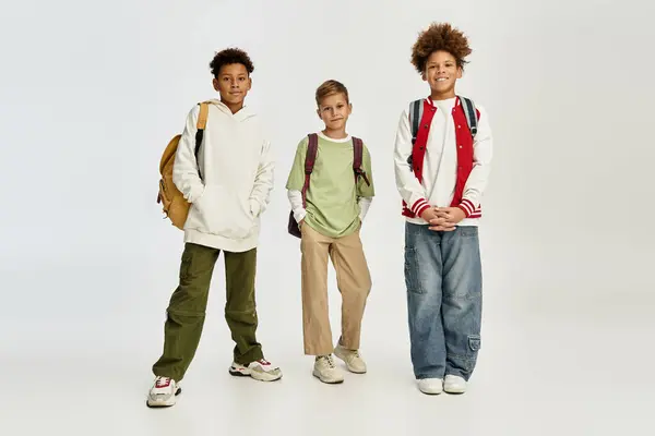 Los chicos de moda comparten sonrisas y risas, capturando la esencia de la amistad. - foto de stock