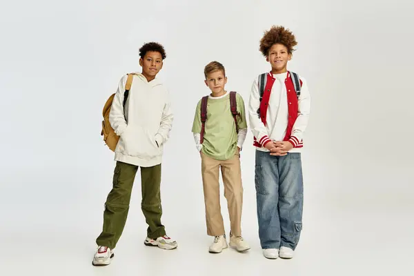 Los niños vestidos con ropa de moda expresan su estrecho vínculo y espíritu lúdico en colores vibrantes. - foto de stock