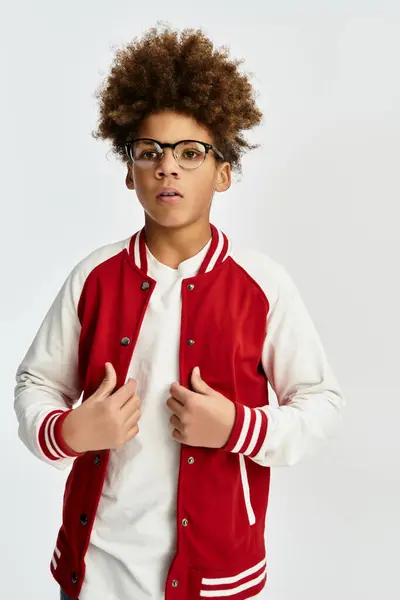 Lindo niño con un traje vibrante se levanta orgullosamente, mostrando su estilo y encanto. - foto de stock
