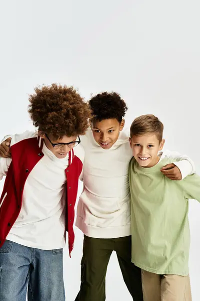 Three adorable little boys don stylish vibrant attire, sharing laughs in a fun atmosphere. — Stock Photo