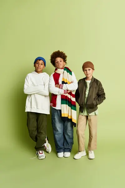 Tre adorabili ragazzi in abiti alla moda mostrano i loro stili unici e l'amicizia. — Foto stock