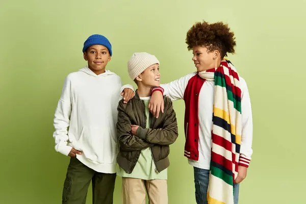 Tres adorables niños comparten sonrisas y risas juntos mientras se visten con un atuendo elegante. - foto de stock
