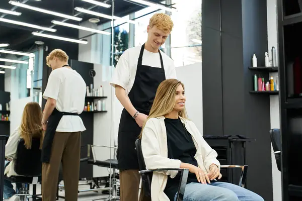 A stylist skillfully works on a clients hair in a lively, modern beauty salon. — Stock Photo