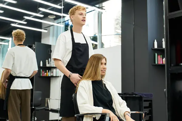 Client relaxes in a chic salon while a stylist works on the latest hair trends and techniques. — Stock Photo