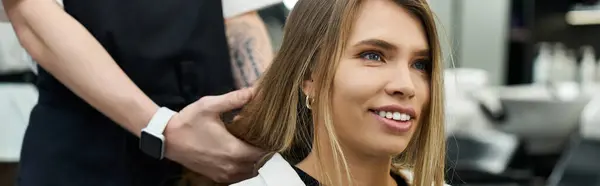 Skilled styist crafts a stunning new look for a client in an upscale beauty salon setting. — стоковое фото