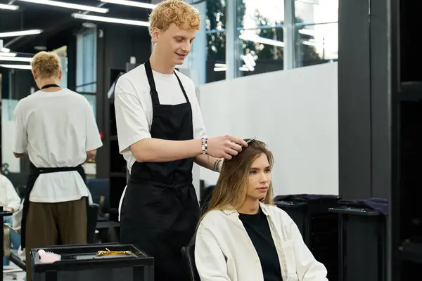 Stylists engage with clients in a vibrant beauty salon emphasizing current trends in hairstyles. — Stock Photo