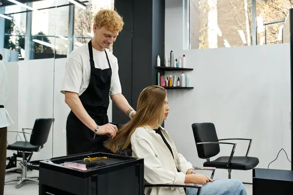 Un profesional del cabello estimula atentamente un cabello largo de los clientes, encarnando las tendencias contemporáneas de belleza. — Stock Photo
