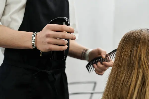 Stylist uses tools to shape and enhance a clients hair with contemporary techniques. — Stock Photo