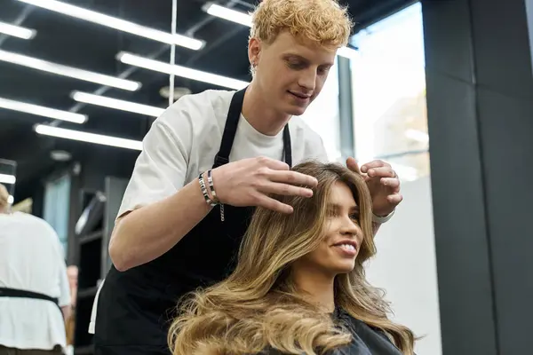 Client enjoys a refreshing hairstyling session in a stylish, modern salon. — Stock Photo