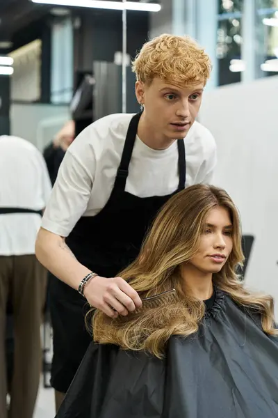 Stylisten und Kunden lassen sich tagsüber in einem lebendigen Schönheitssalon auf die neuesten Frisurentrends ein. — Stockfoto