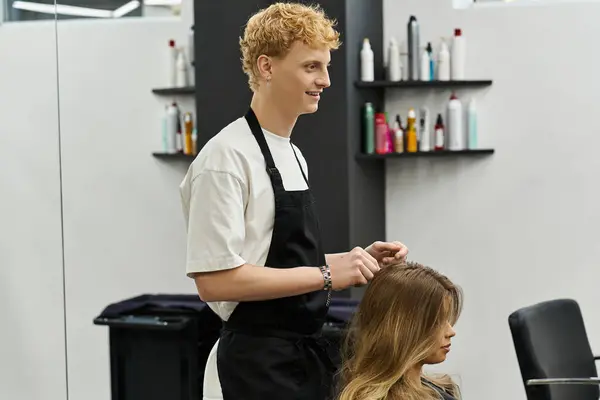 Skilled stylist works on a clients hair, showcasing the latest beauty trends in a chic salon — Stock Photo