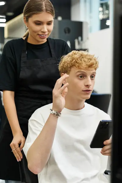 Client explores hairstyle options while stylist offers advice in a modern salon. — Stock Photo