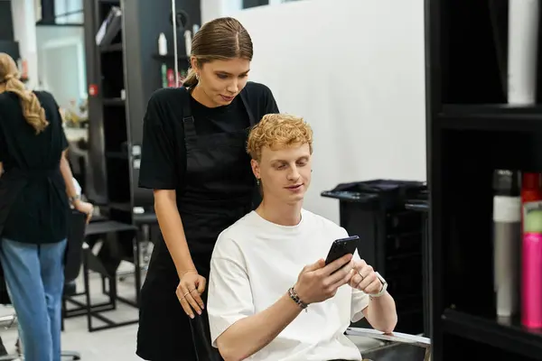 Stylists engage clients with fashion updates in a contemporary beauty salon atmosphere. — Stock Photo