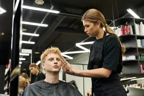 A stylist applies trendy makeup to a client in an upscale salon. — стокове фото