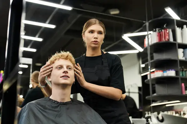 A client gets a trendy haircut in a chic beauty salon with modern fashion vibes. — Stock Photo