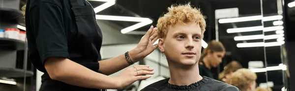 Stylists reveal trendy hair looks as clients relax in a modern salon setting. — Stock Photo