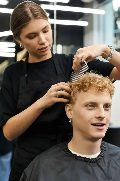 A stylist skillfully combs a clients curly hair in a trendy salon atmosphere, showcasing expertise. — Stock Photo