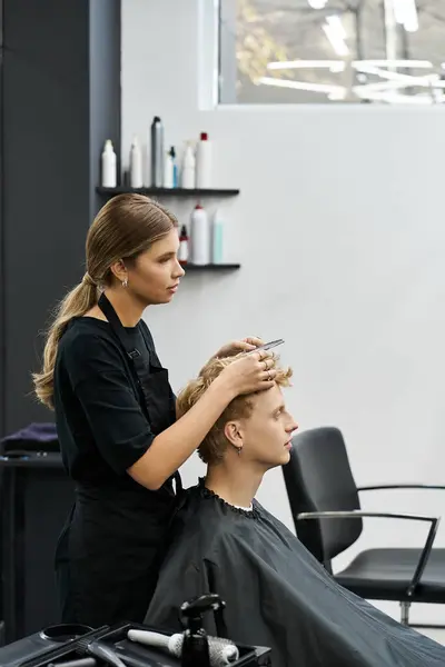 A skilled stylist expertly applies the latest beauty techniques to a clients hair. — Stock Photo