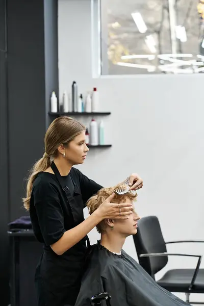 Stylist focuses intently on perfecting a fresh haircut for the client in a chic salon. — Stock Photo