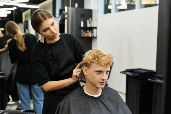A talented stylist shapes a fresh look on a client in a modern beauty salon with vibrant decor. — Stock Photo