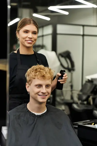 A skilled stylist works on a clients hair, demonstrating popular trends in a modern beauty salon. — Stock Photo