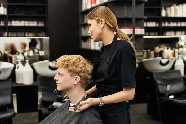 Expert stylist works on a clients hair, reflecting contemporary styles and beauty trends. — Stock Photo