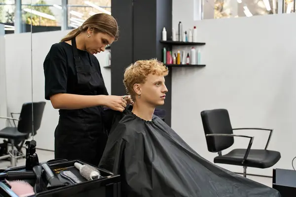 Skilled stylist transforms a clients look with precision cutting and trendy techniques. — Stock Photo
