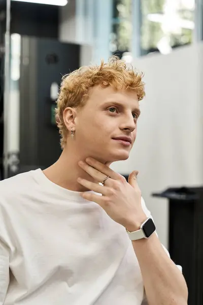 Hombre cliente disfruta de una sesión de aseo contemporáneo en un elegante salón de belleza, mostrando las tendencias. — Stock Photo