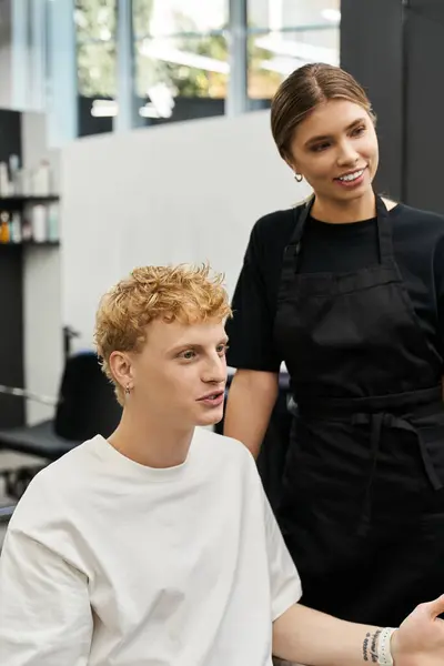 Estilista talentoso interactúa con el cliente mientras discute opciones de peinado de moda para un aspecto fresco — Stock Photo