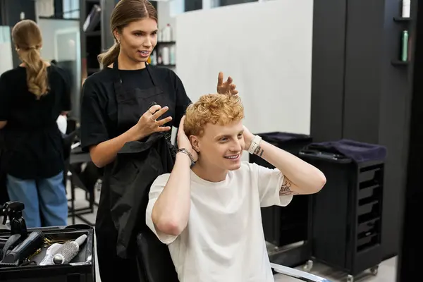 A client beams with joy after a stylish hair transformation by a talented stylist. — Stock Photo