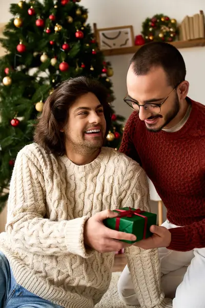 A loving couple shares a joyful moment at home, wrapped in holiday spirit and warmth. — Stock Photo