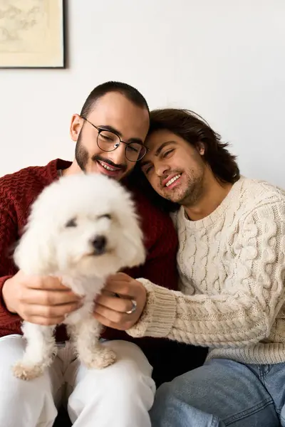 Двоє чоловіків діляться сердечним моментом вдома, придушуючи свого собаку, в оточенні святкової радості. — стокове фото