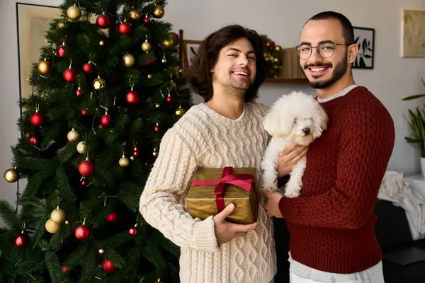 Dos hombres comparten un momento cálido en casa, rodeados de decoraciones navideñas y amor. - foto de stock