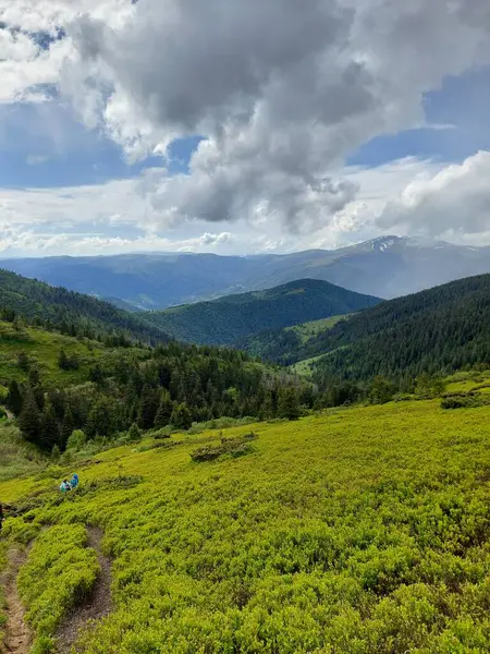 Bulutlu güzel dağ manzarası