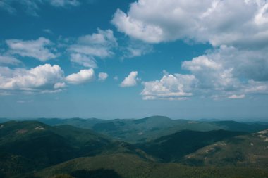 Güzel dağlar ve bulutlu mavi gökyüzü