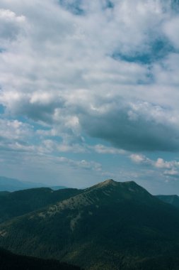 Arkadaki dağların güzel bir görüntüsü.