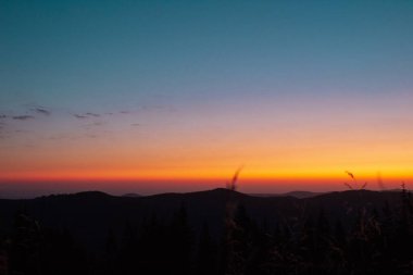 Dağın üstünde güzel bir gün batımı