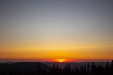 Dağlarda güzel bir gün doğumu