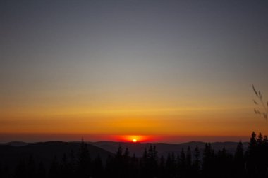 Dağlarda güzel bir gün doğumu