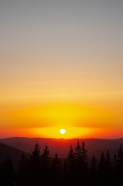 Dağlarda güzel bir gün doğumu