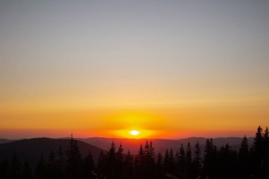 Dağlarda güzel bir gün doğumu