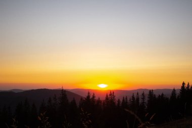 Dağlarda güzel bir gün doğumu