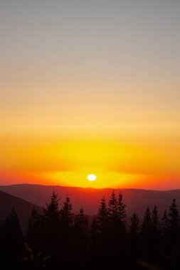 Dağlarda güzel bir gün doğumu