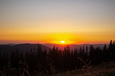 Dağlarda güzel bir gün doğumu